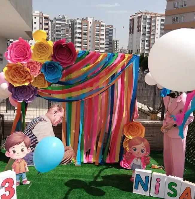 Neşeli Dünyam Kreş ve Gündüz Bakımevi — geniş bahçe ve bina görünümü