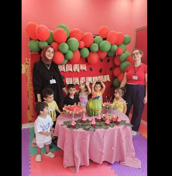 Karpuz festivali — öğretmenler ve mutlu çocuklar