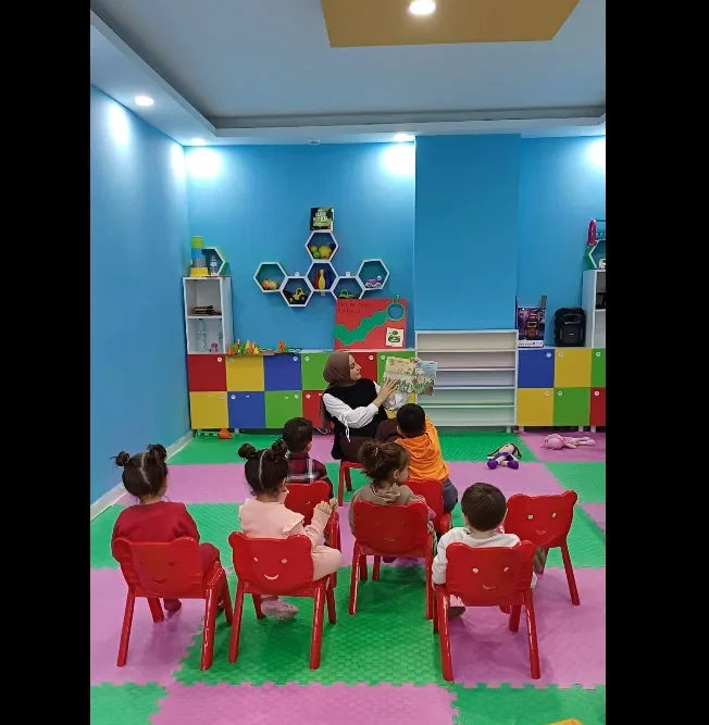 Sınıfta öğretmenle kitap okuma çemberi