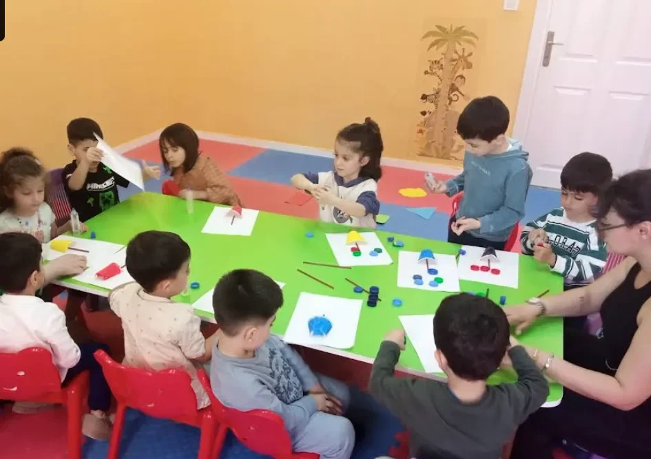 Sanat atölyesinde 9 çocuk grup çalışması